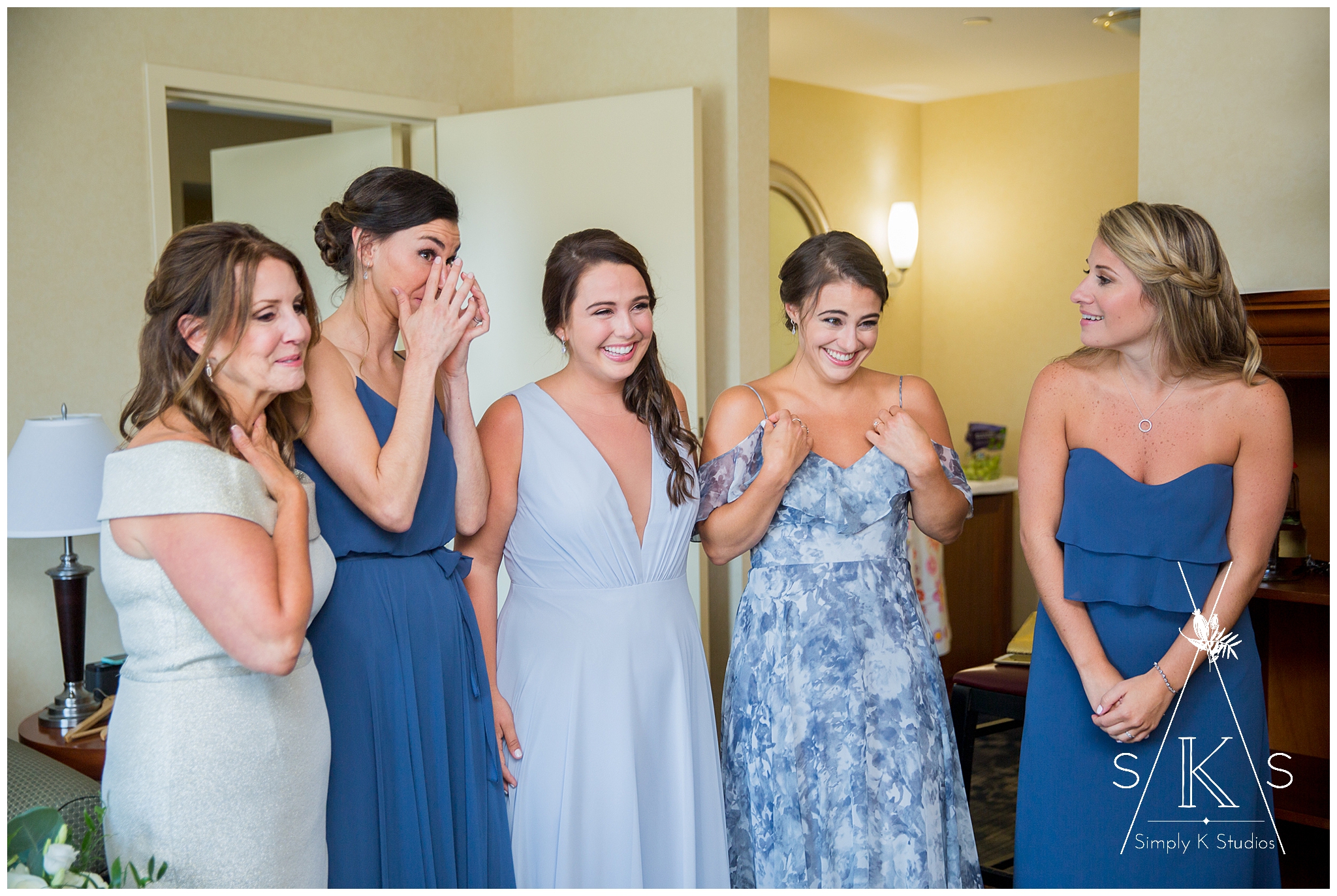  Bridesmaids with emotion at seeing the bride 
