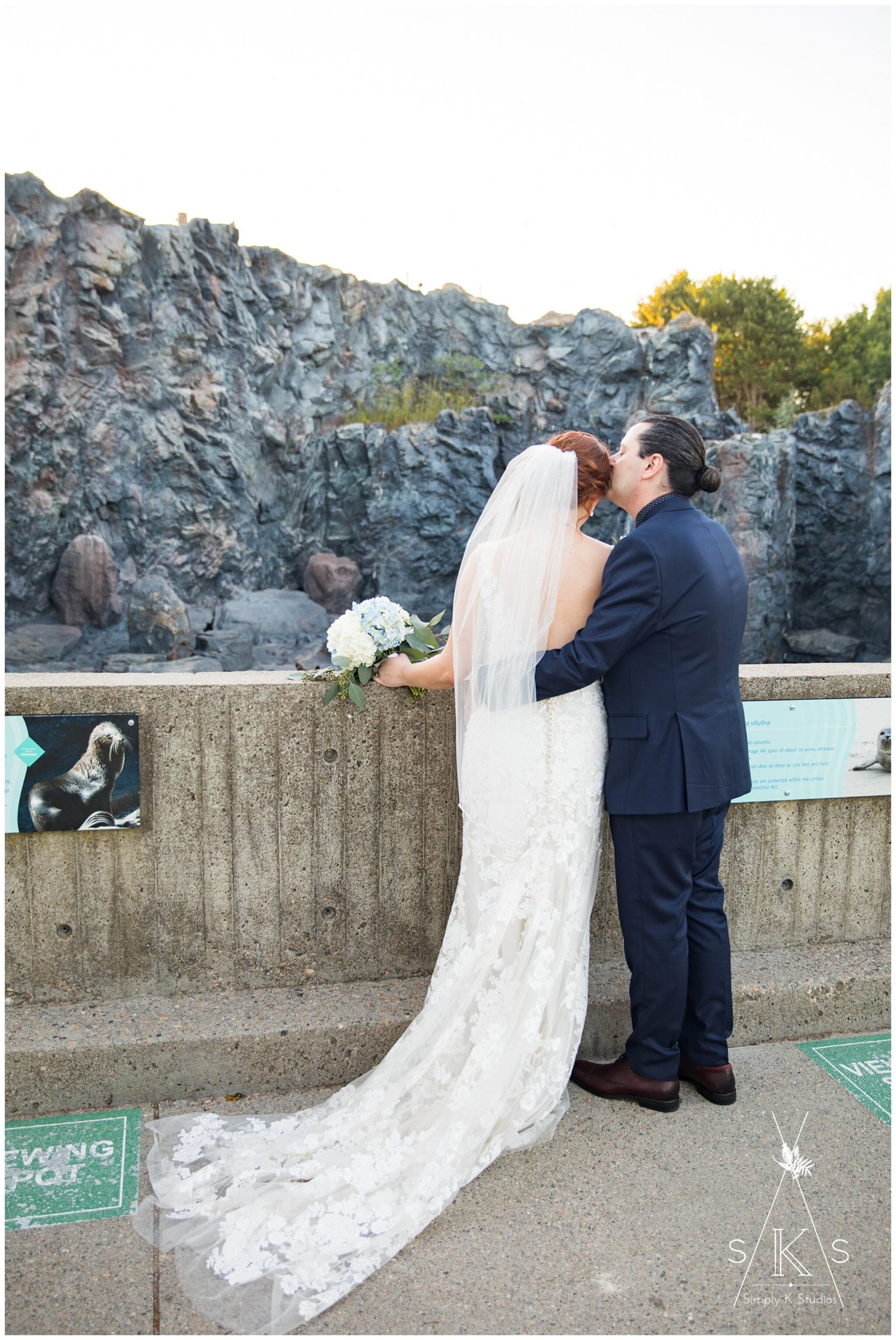 76 Wedding Photos at an Aquarium.jpg