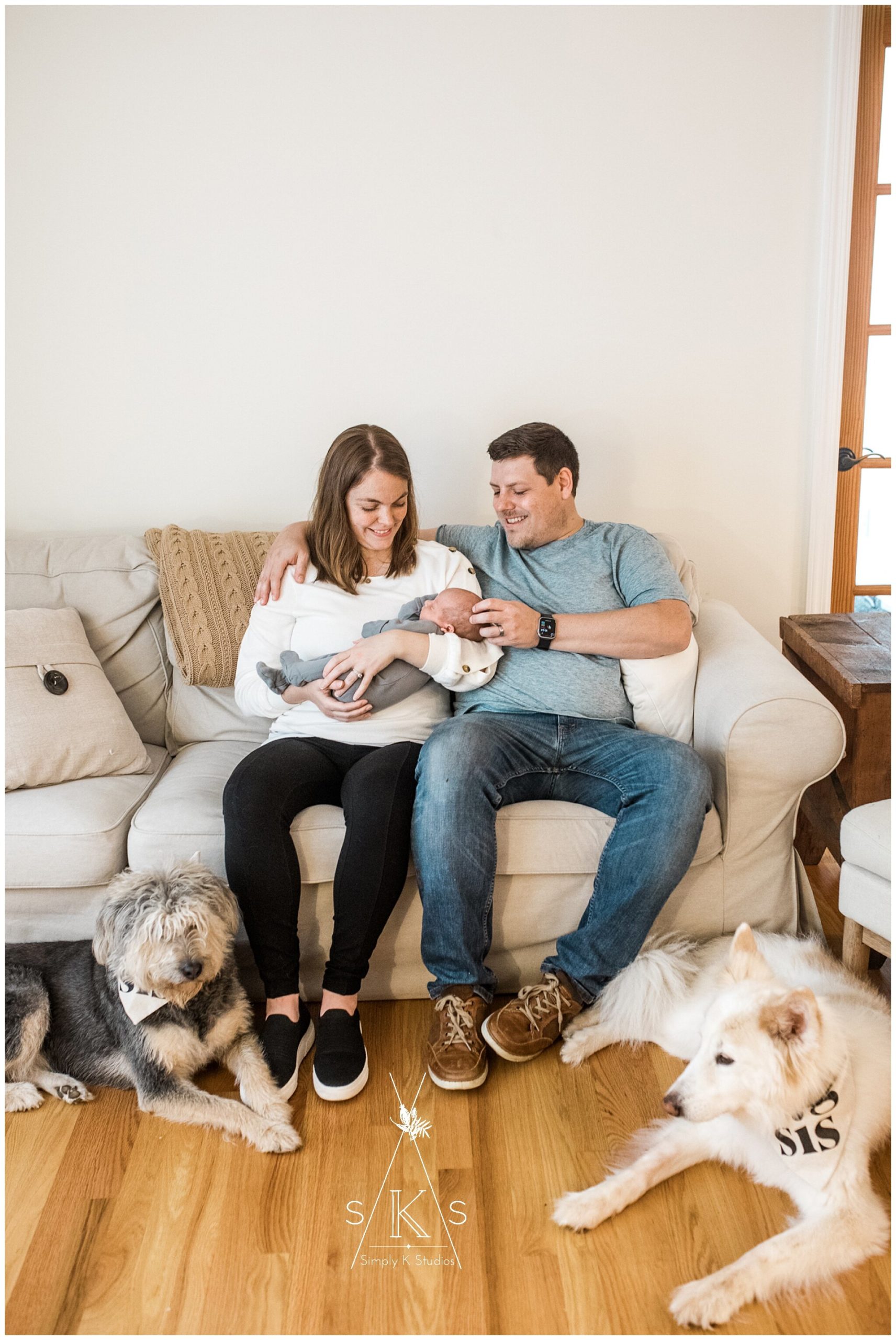 05 At home newborn photos with dogs CT.jpg