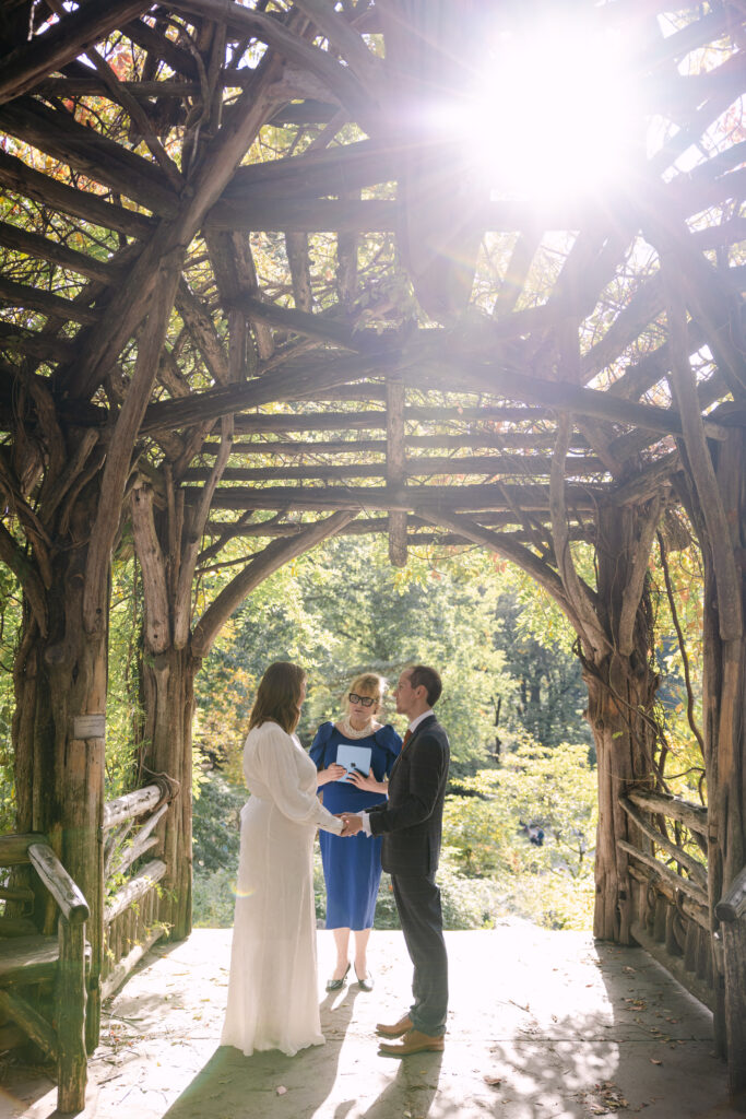 intimate nyc elopement ceremony at the treehouse for dreaming