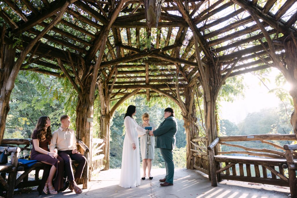 intimate nyc elopement ceremony at the treehouse for dreaming